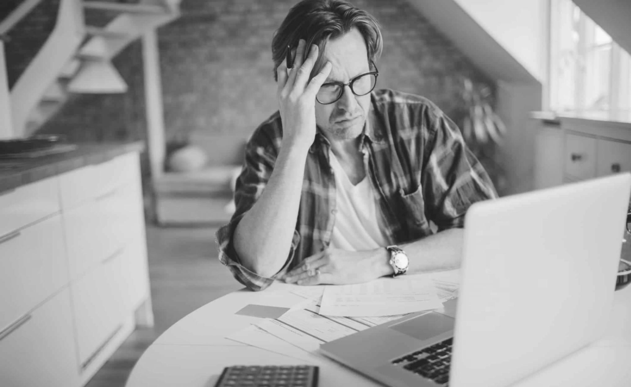 Persona organizando sus finanzas mensuales