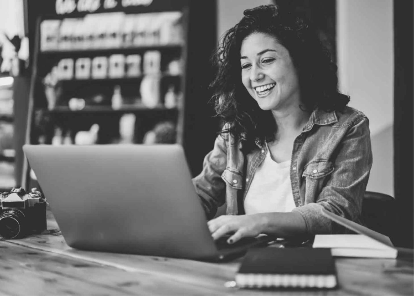 Estudiante organizando gastos universitarios