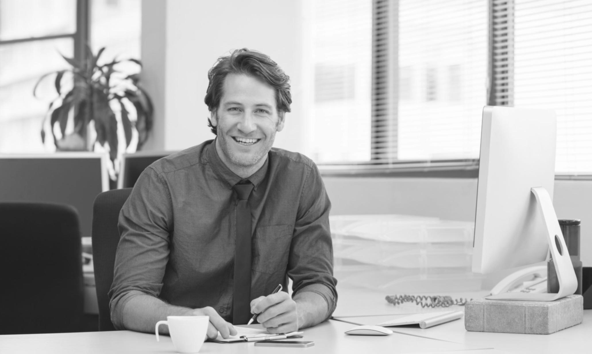 Estudiantes participando en sesión educativa sobre finanzas personales