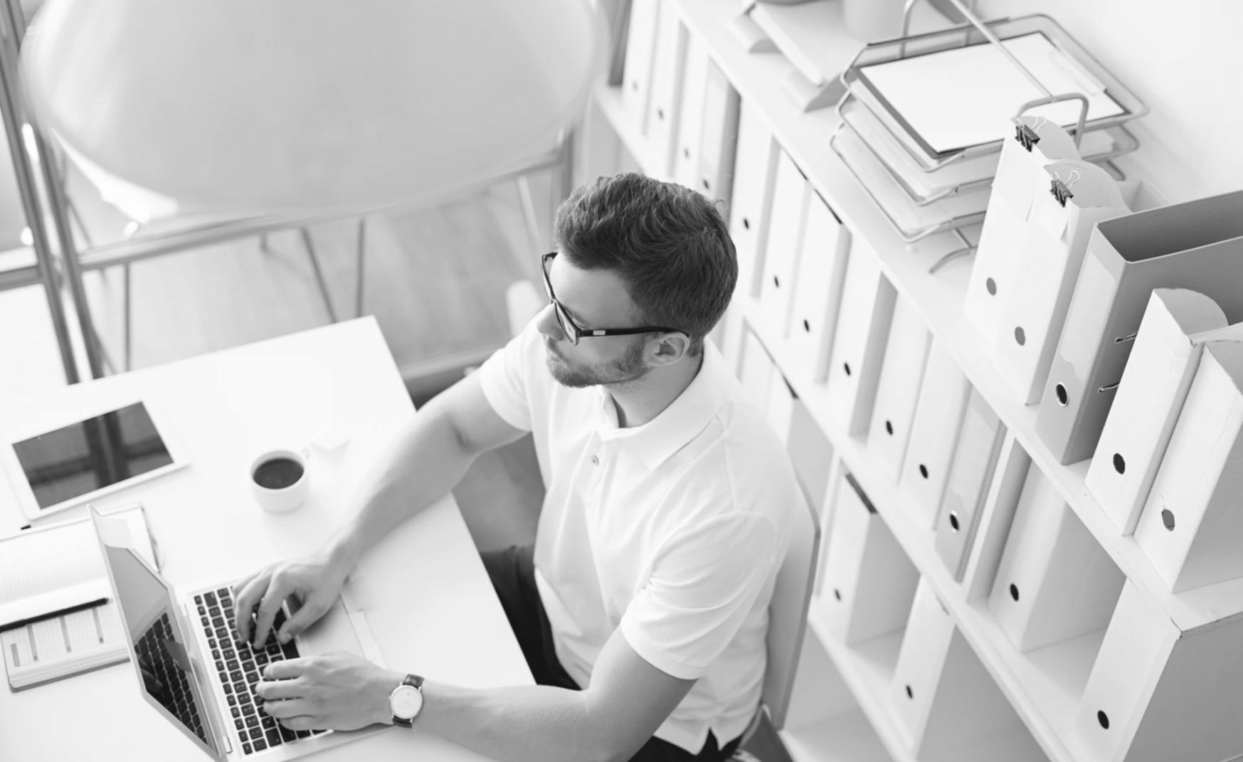 Familia revisando presupuesto juntos